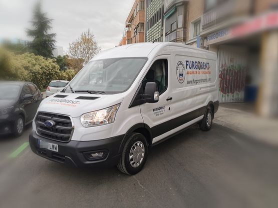 Furgorent Madrid furgoneta con logo al lateral